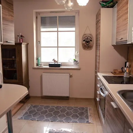 Centrally Located Cute With Garden Apartmán